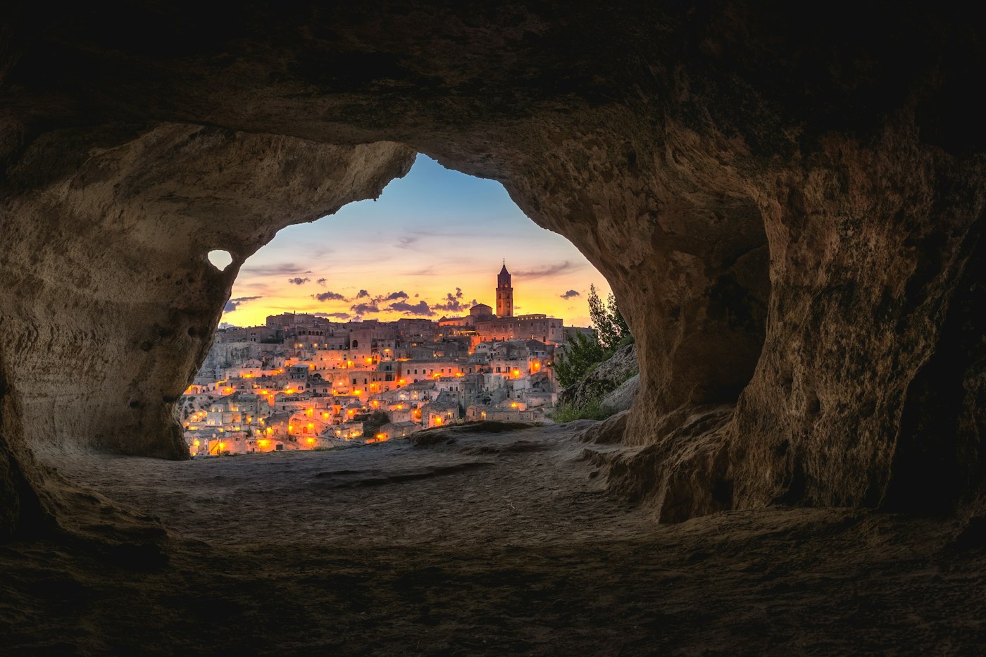 I Sassi di Matera visti dall'interno di una grotta al tramonto